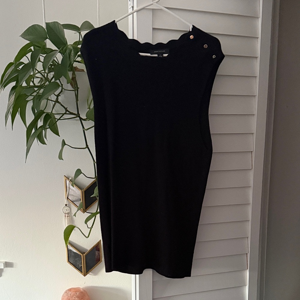 Elegant Black Sleeveless scalloped knit tank